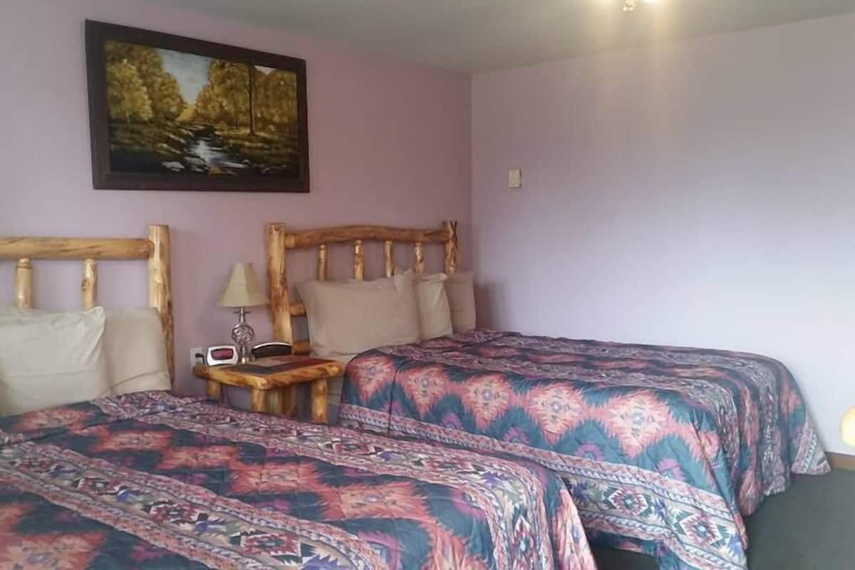 Habitación doble, 2 camas matrimoniales | Tabla de planchar con plancha, camas extra, wifi gratis y ropa de cama