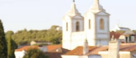 Uma igreja com duas torres e um telhado de telhas vermelhas.
