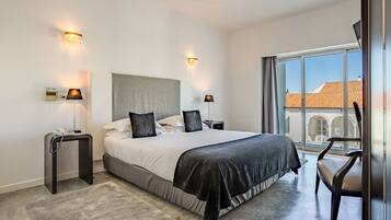 Habitación doble de uso individual, vista al jardín | 1 habitación, escritorio y espacio para trabajar con laptop