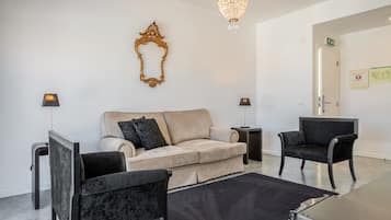 Suíte superior, 1 quarto, sacada, vista para a piscina | Área de estar | TV 32 polegadas com canais a cabo, pebolim, brinquedos