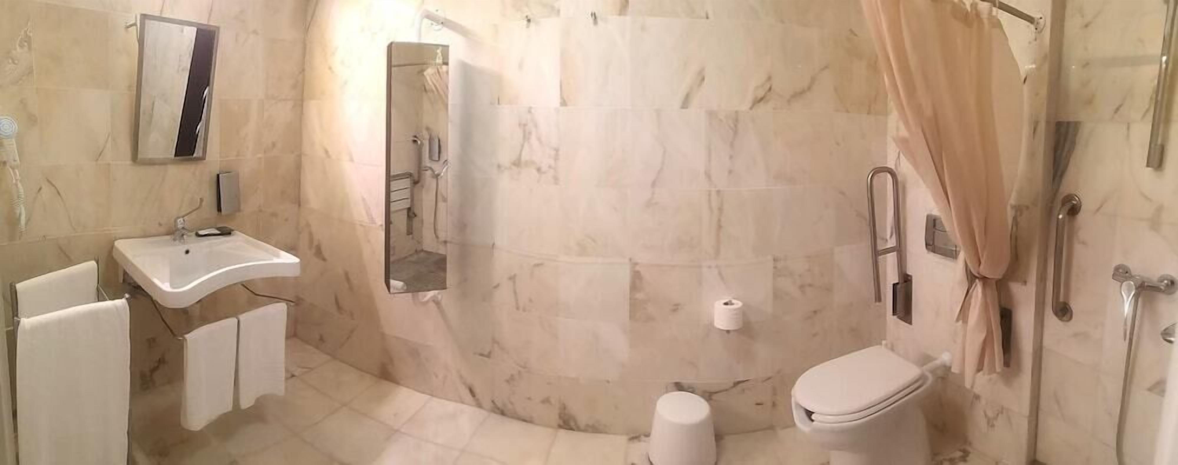 Bathroom | Hair dryer, bidet, towels