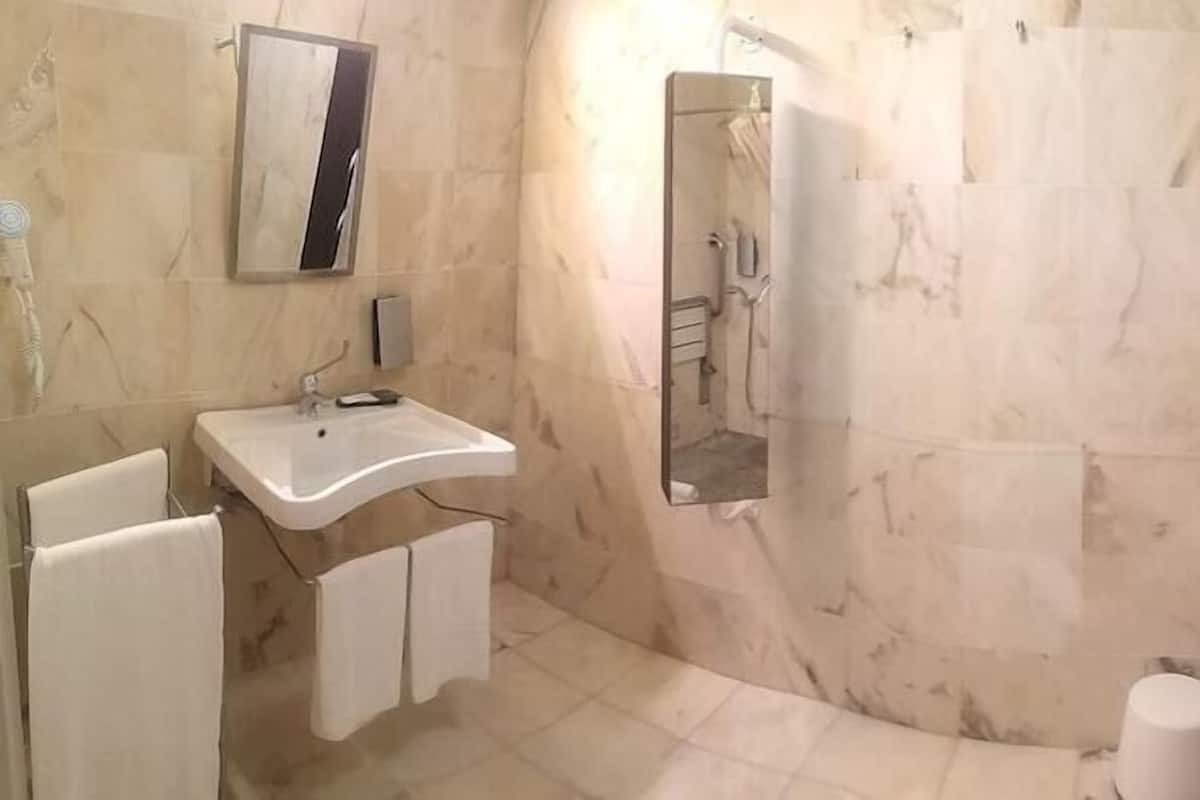 Bilik Mandi | Pengering rambut, bidet, tuala disediakan 
