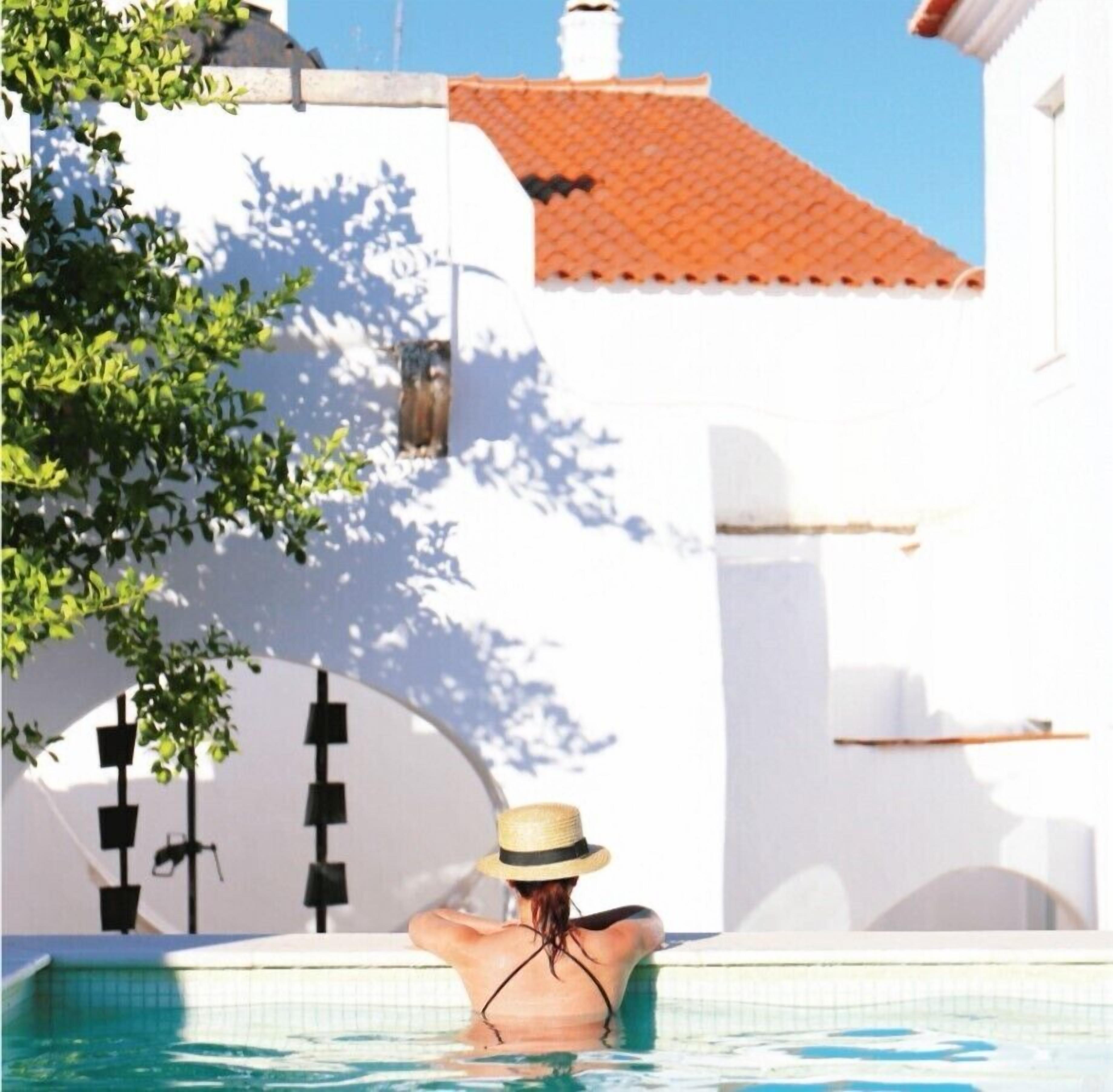 Hồ bơi ngoài trời phục vụ theo mùa 