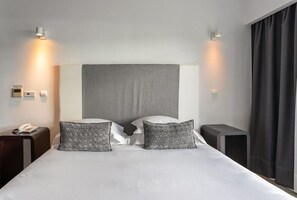 Habitación básica con 1 cama matrimonial o 2 individuales, vista al jardín | Escritorio, espacio para trabajar con laptop y cortinas blackout 