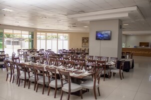 2 restaurants, breakfast, lunch, dinner served; international cuisine