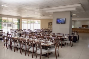 2 restaurants, spécialités Cuisine internationale