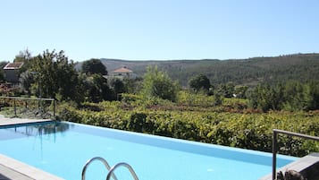 Habitación doble estándar, vista a la alberca | Vista a la montaña
