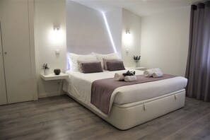 Quarto casal superior | Individualmente decorados, individualmente mobiliados, escrivaninha