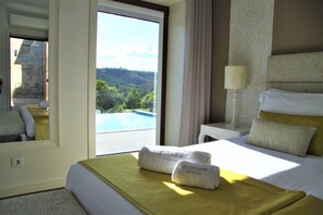 Habitación doble estándar, vista a la alberca | Decoración personalizada, muebles diferentes y escritorio 