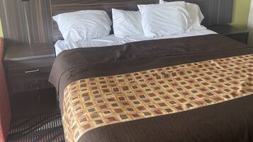 Cofres nos quartos, escrivaninha, ferros/tábuas de passar roupa