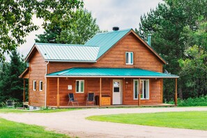 Family Chalet, 3 Bedrooms, Kitchen | Meja, kalis bunyi, Wi-fi percuma, cadar katil 