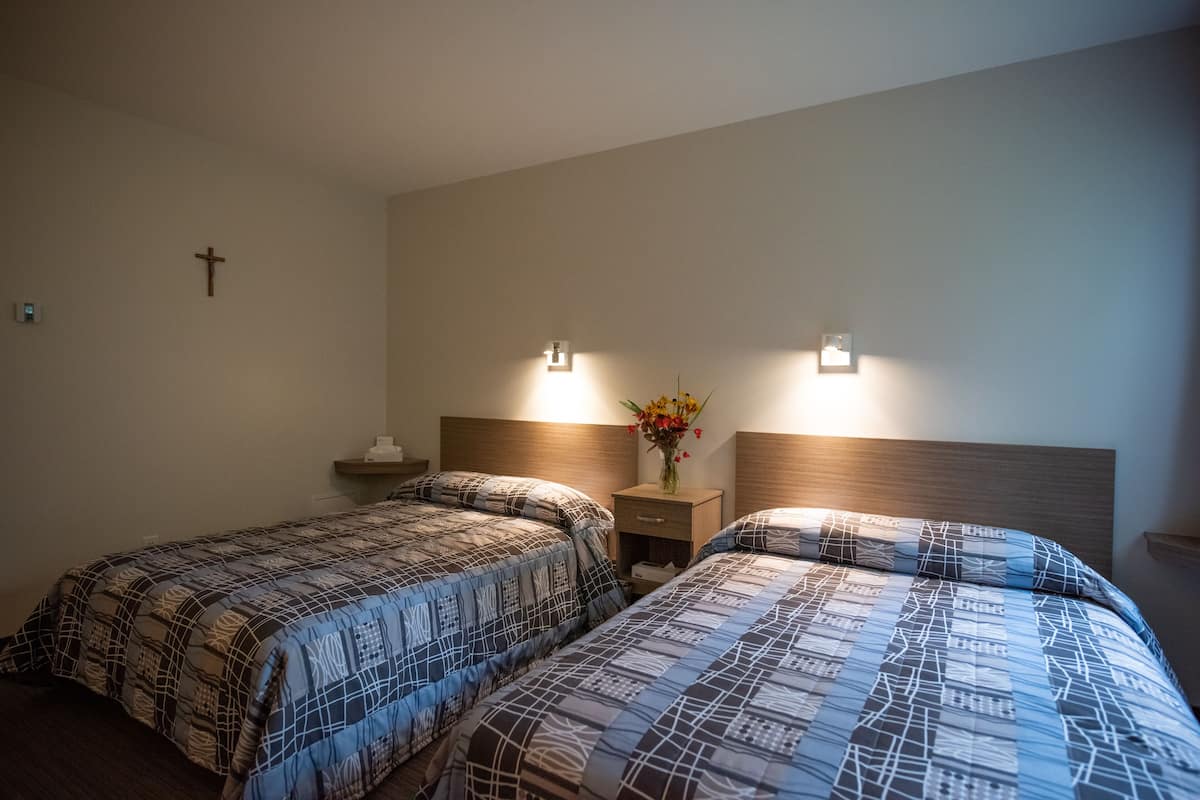 Desk, soundproofing, WiFi (free), bed sheets
