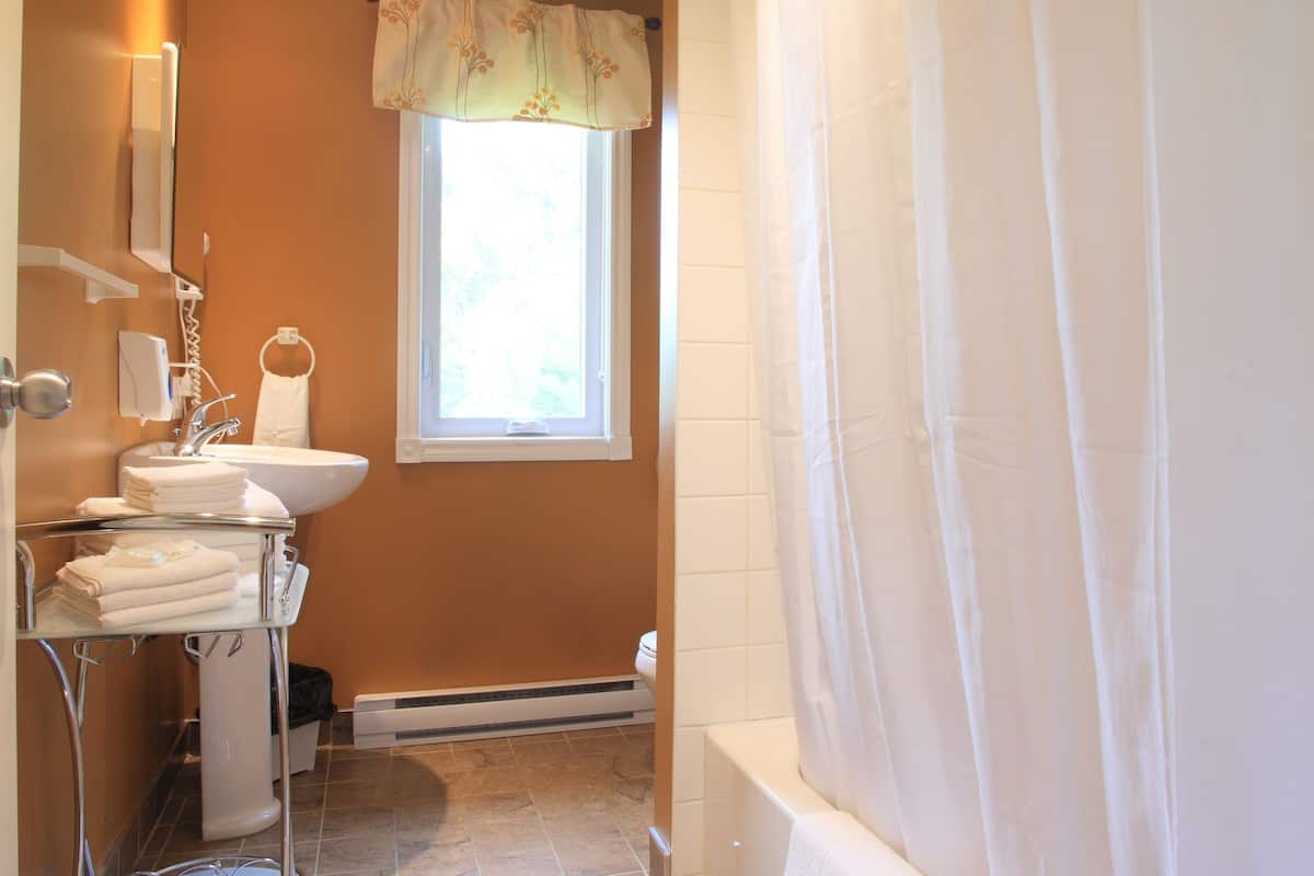 family chalet, 2 bedrooms, kitchen | bathroom | free toiletries, hair dryer, towels