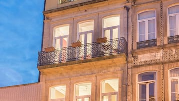 Voorkant accommodatie - avond/nacht