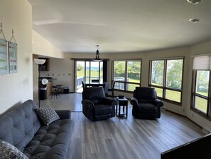 Suite | Living area | 32-inch flat-screen TV with cable channels, TV