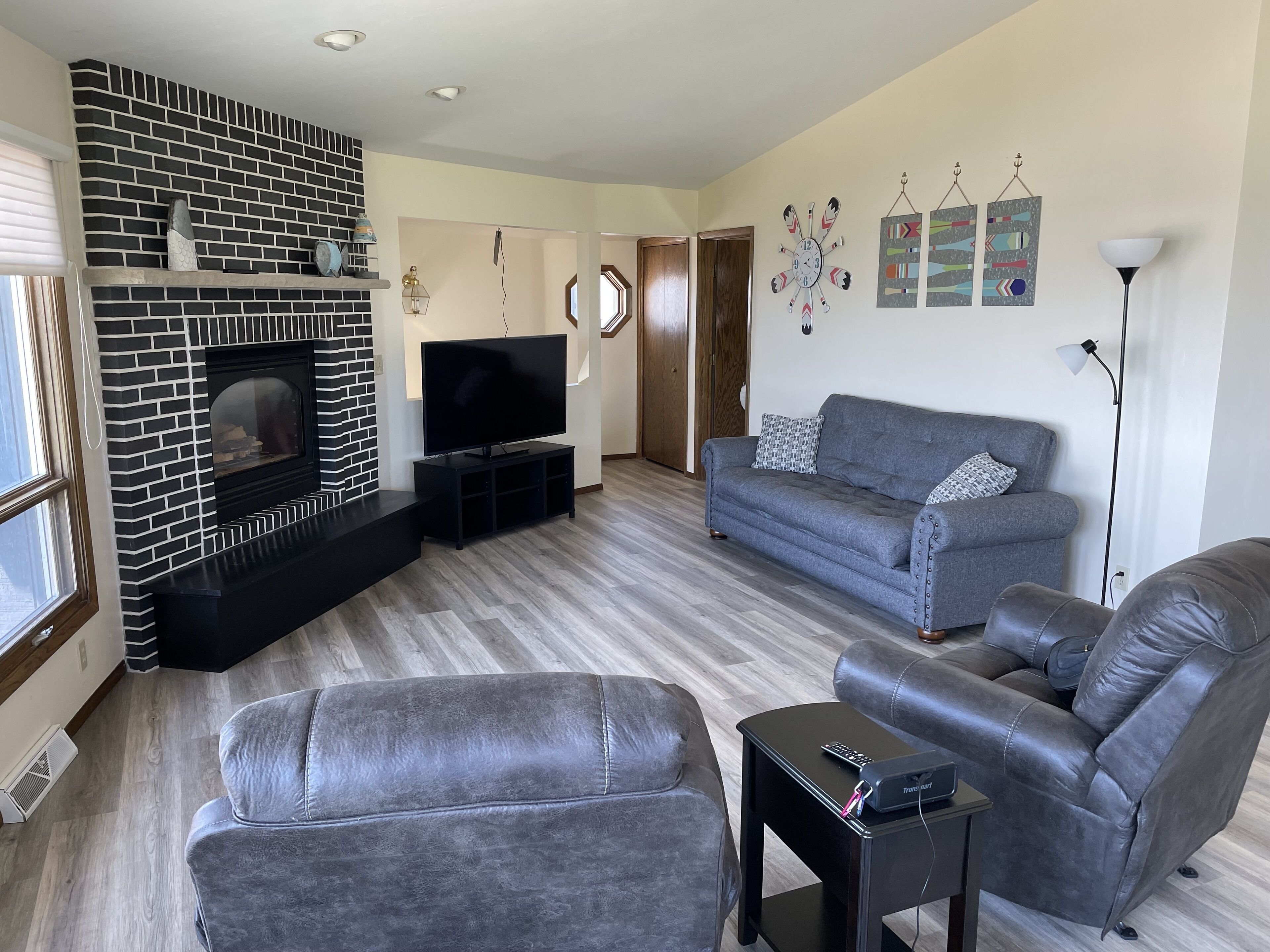 suite | living area | flat-screen tv