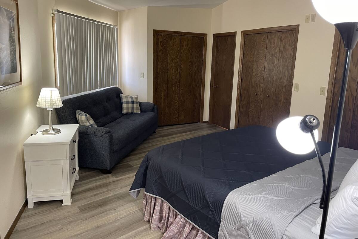 Suite | Desk, blackout curtains, iron/ironing board, free WiFi