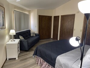 Suite | Desk, blackout drapes, iron/ironing board, free WiFi