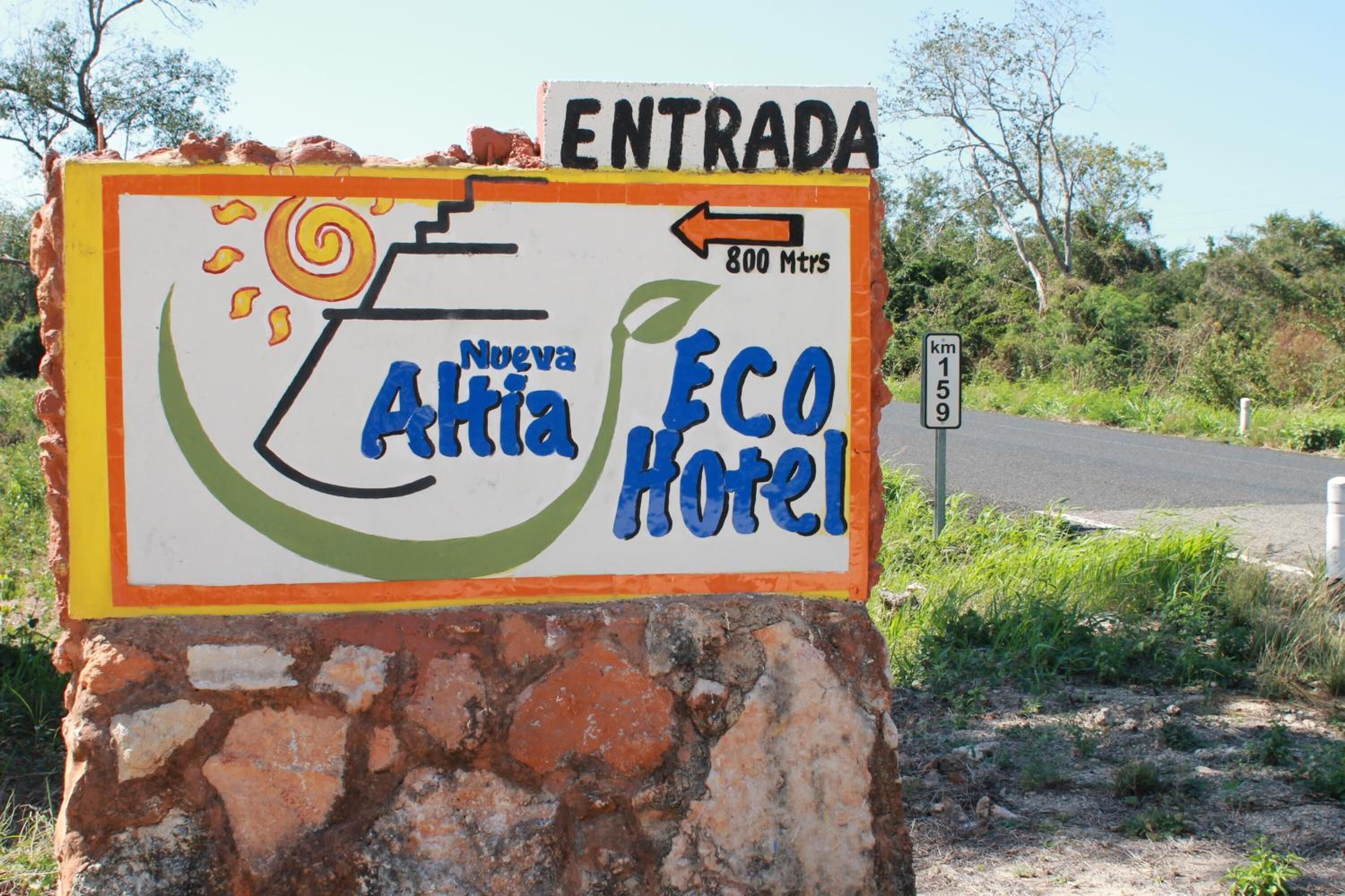 Señal para el Hotel Eco Nueva Althia, con una flecha indicando la entrada.