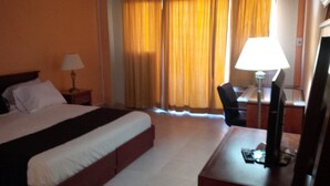 Standard Room, 1 King Bed, Pool View | 1 bedroom, in-room safe, desk, iron/ironing board - Le Monte Cristo Hotel & Suites (Tabarre)