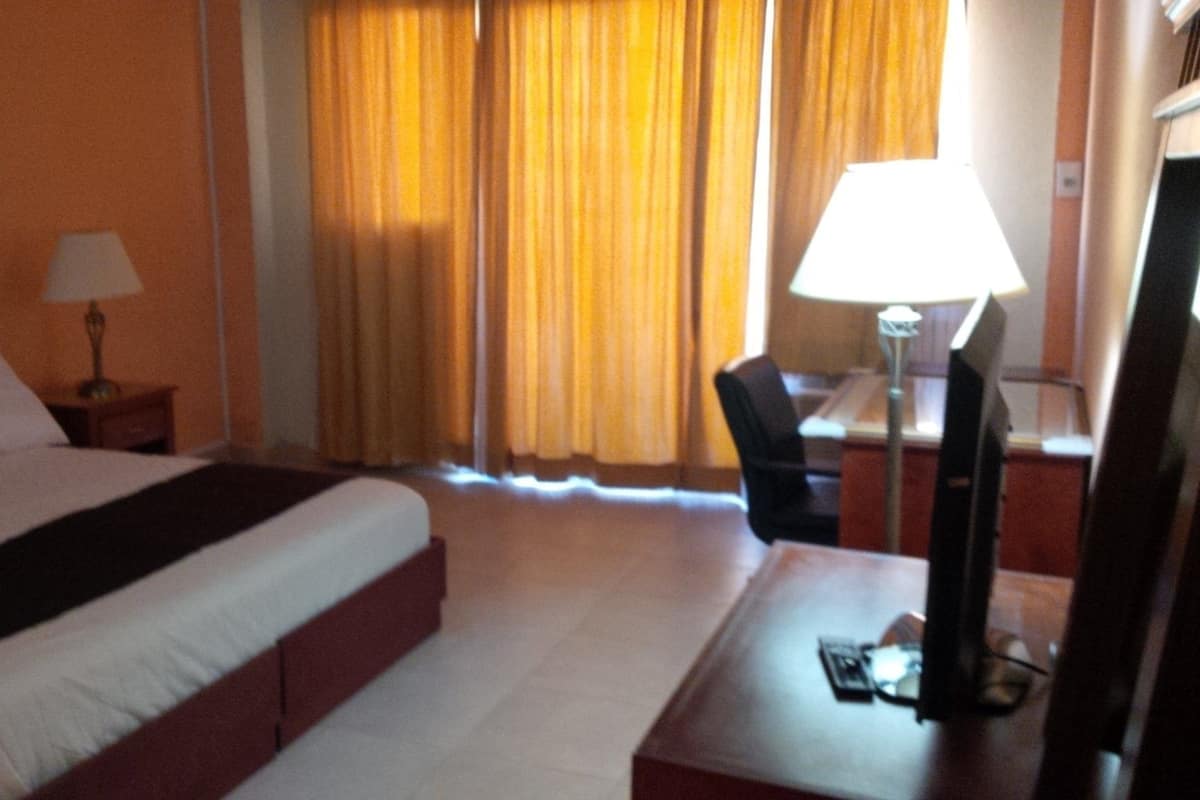Standard Room, 1 King Bed, Pool View | 1 bedroom, in-room safe, desk, iron/ironing board