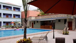 Outdoor pool - Le Monte Cristo Hotel & Suites (Tabarre)