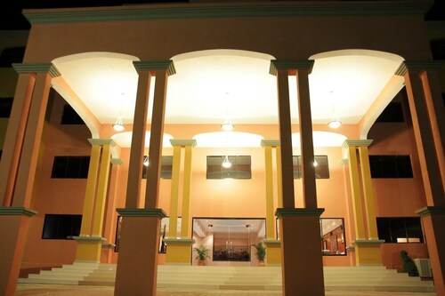 Le Monte Cristo Hotel & Suites