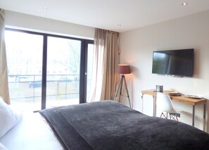 Premium bedding, desk, free WiFi, bed sheets - Niteroom Boutiquehotel (Duisburg)