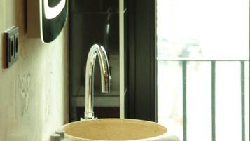 Business-Zimmer, Balkon, Stadtblick | Badezimmerausstattung | Dusche, Regendusche, Designer-Toilettenartikel, Haartrockner