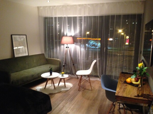 Superior-Zimmer, Balkon | Wohnbereich | LED-Fernseher