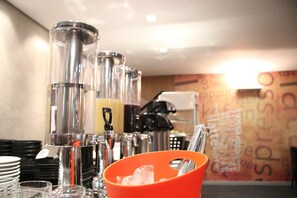 A bar area with multiple dispensers and a coffee machine, with a wall featuring the word "espresso" prominently. - Vista Inn Express Contagem (Contagem)