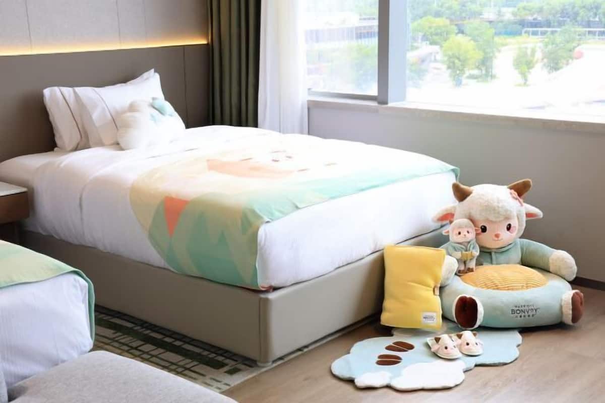 Premium bedding, down comforters, in-room safe, desk