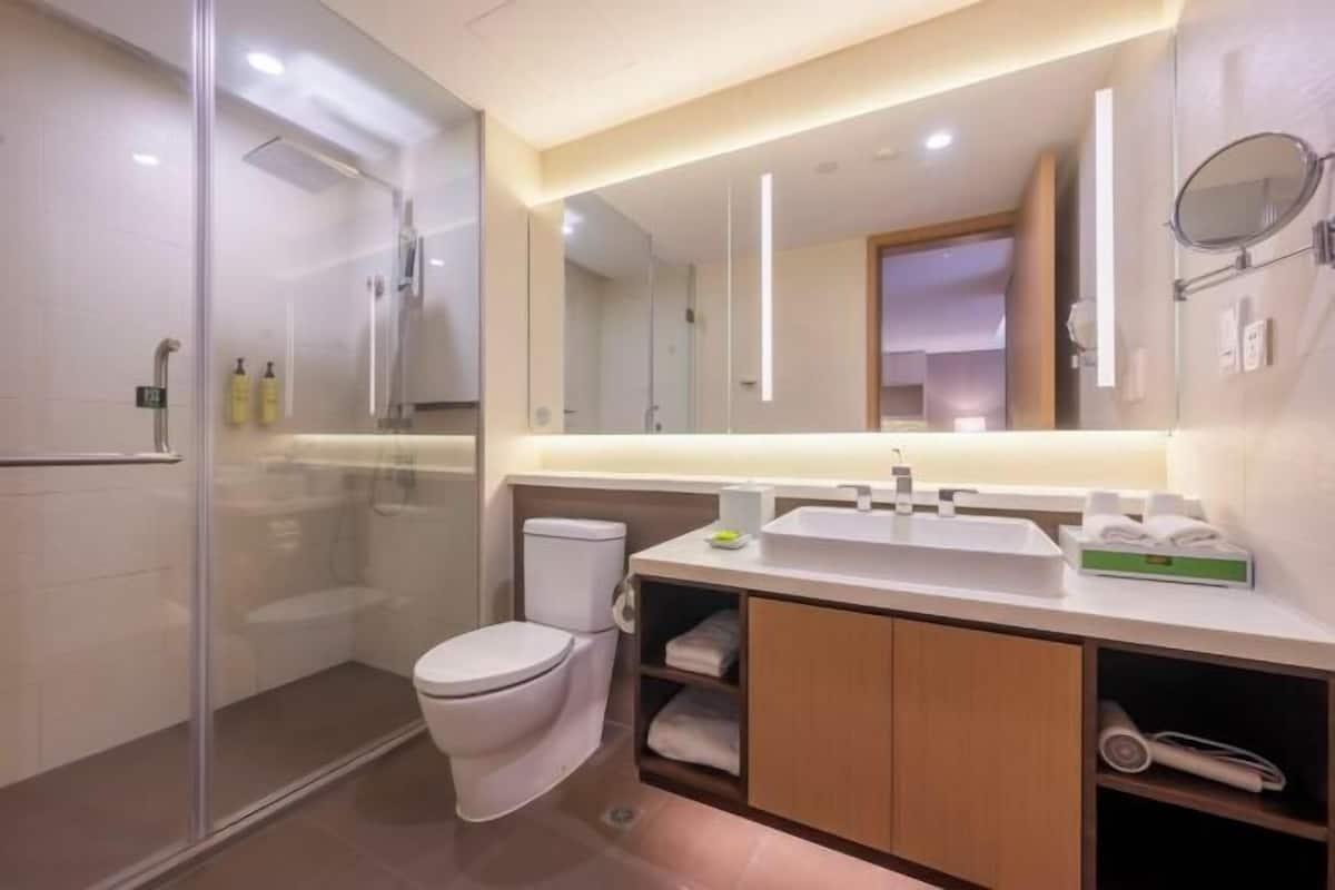 Shower, rainfall showerhead, free toiletries, hair dryer