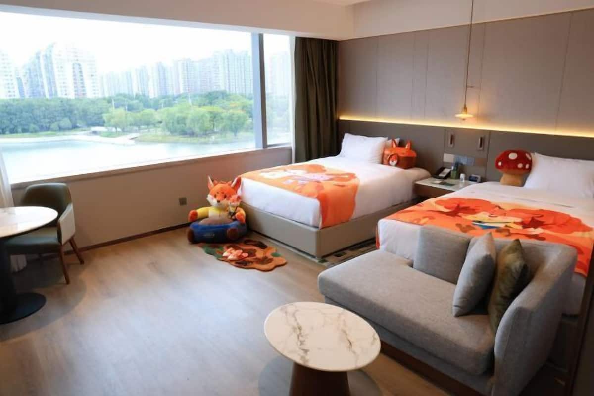 Premium bedding, down comforters, in-room safe, desk