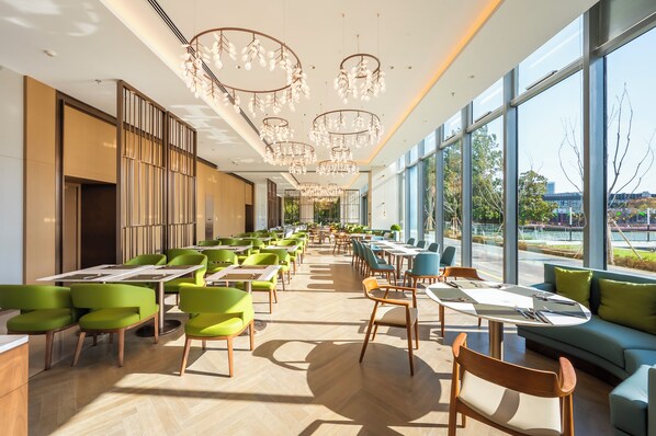 2 restaurants, breakfast, lunch, dinner served; international cuisine 