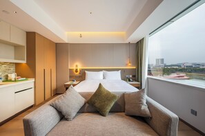 Zimmer, 1 King-Bett, Seeblick | Hochwertige Bettwaren, Daunenbettdecken, Zimmersafe, Schreibtisch