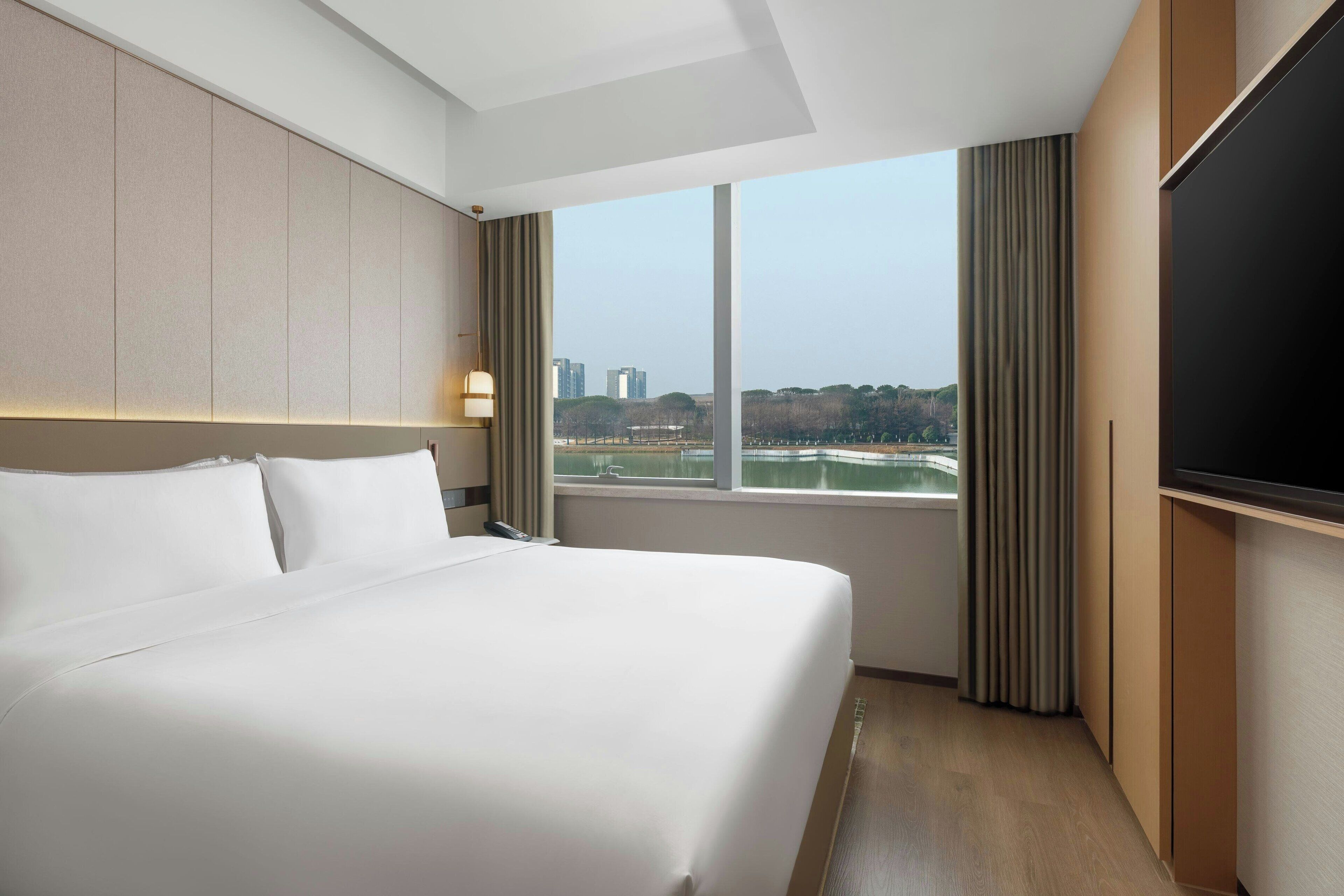 Smart Suit | Premium bedding, down comforters, in-room safe, desk