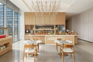 2 restaurantes; se sirve desayuno, almuerzo y cena