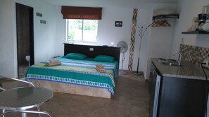 Traditional Studio, 1 King Bed | Premium bedding, minibar, in-room safe, individually decorated - Casa Oasis, Taganga (Santa Marta)