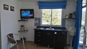 Traditional Studio, 1 King Bed | Premium bedding, minibar, in-room safe, individually decorated - Casa Oasis, Taganga (Santa Marta)
