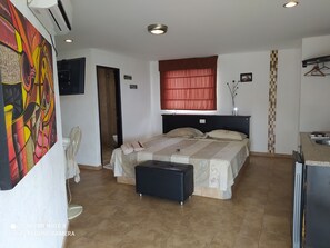 Family Studio | Premium bedding, minibar, in-room safe, individually decorated - Casa Oasis, Taganga (Santa Marta)
