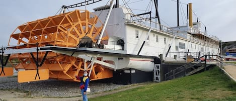 Un gran edificio industrial con una estructura anaranjada en forma de rueda.