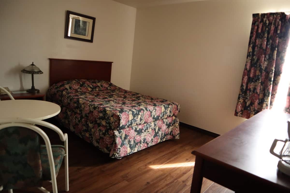 1 quarto, escrivaninha, ferros/tábuas de passar roupa