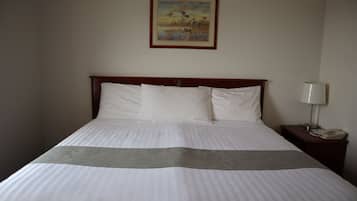 Habitación Club, 1 cama King size, para no fumadores, refrigerador y microondas | Escritorio, tabla de planchar con plancha, camas extra y wifi gratis