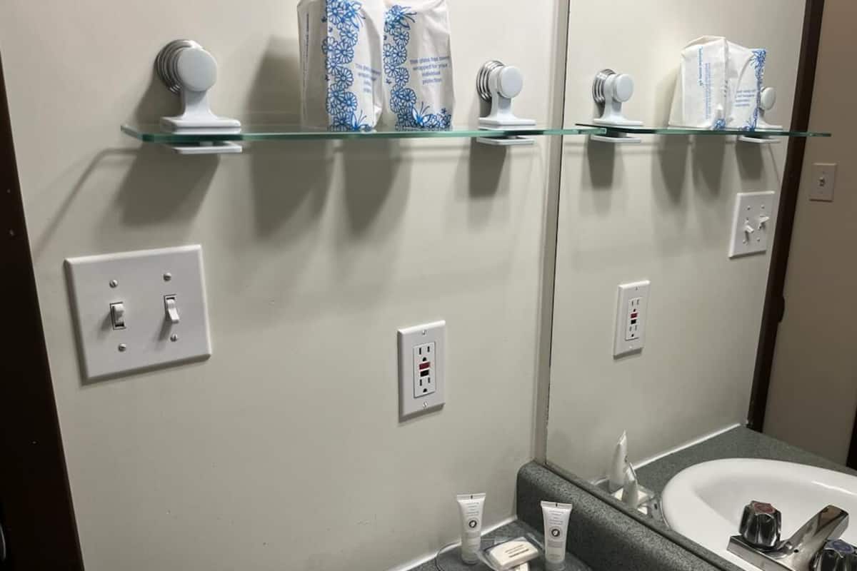 1 quarto, escrivaninha, ferros/tábuas de passar roupa