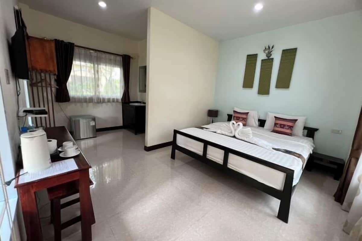 Desk, rollaway beds, free WiFi