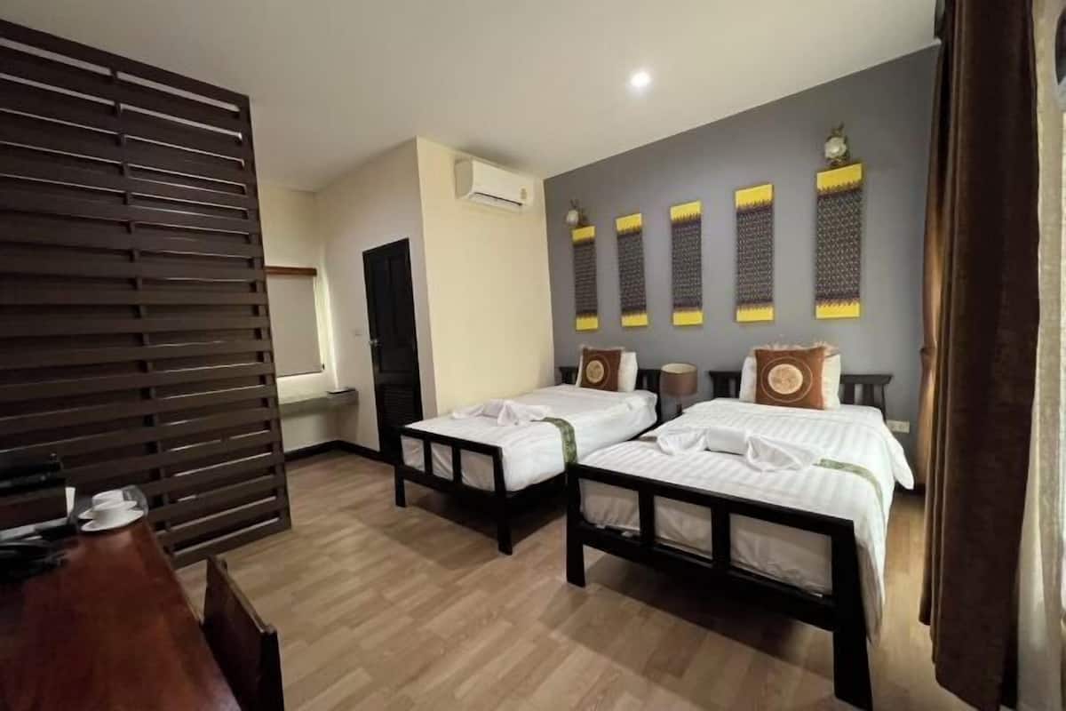 Desk, rollaway beds, free WiFi