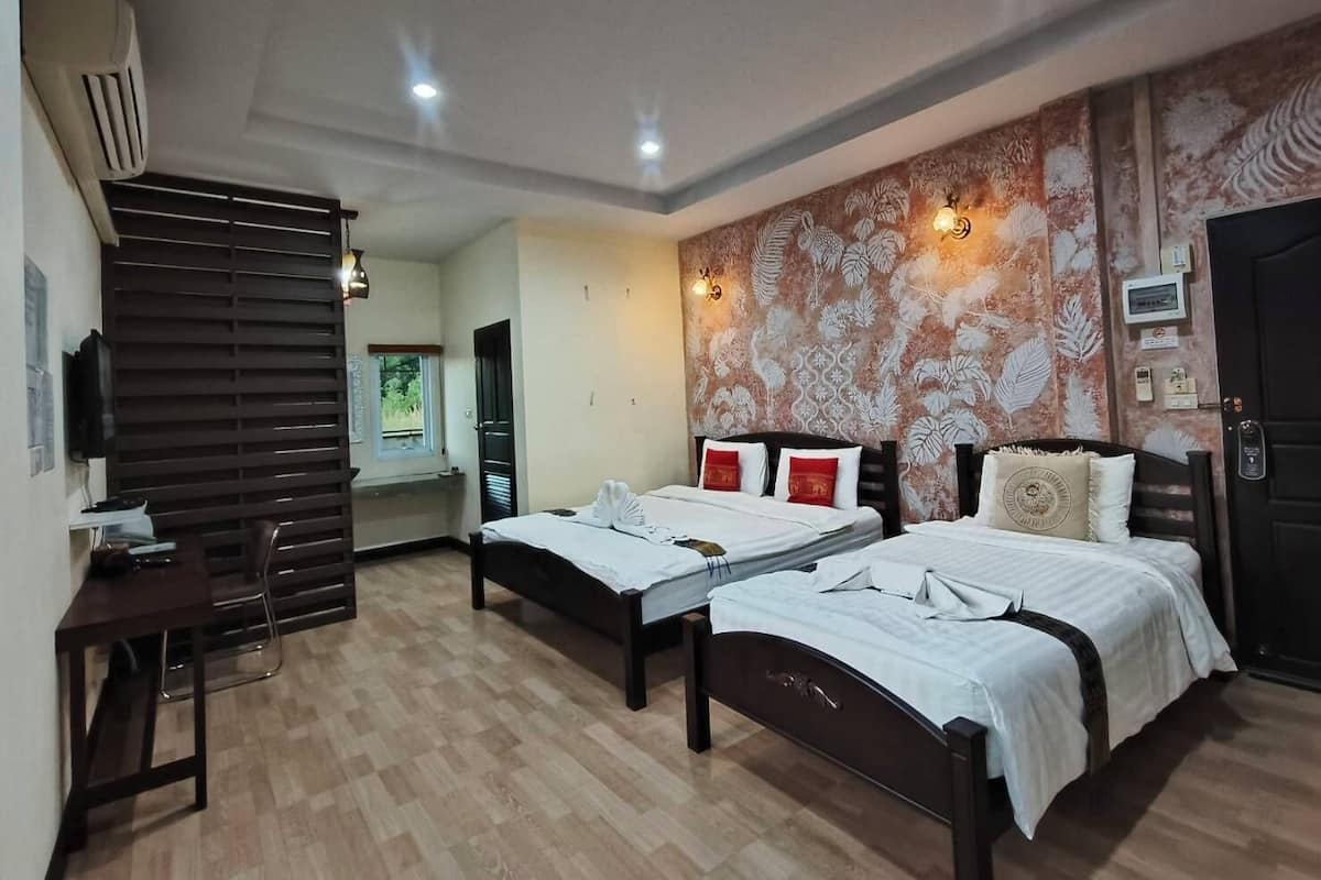 Triple Room | Desk, WiFi (free)