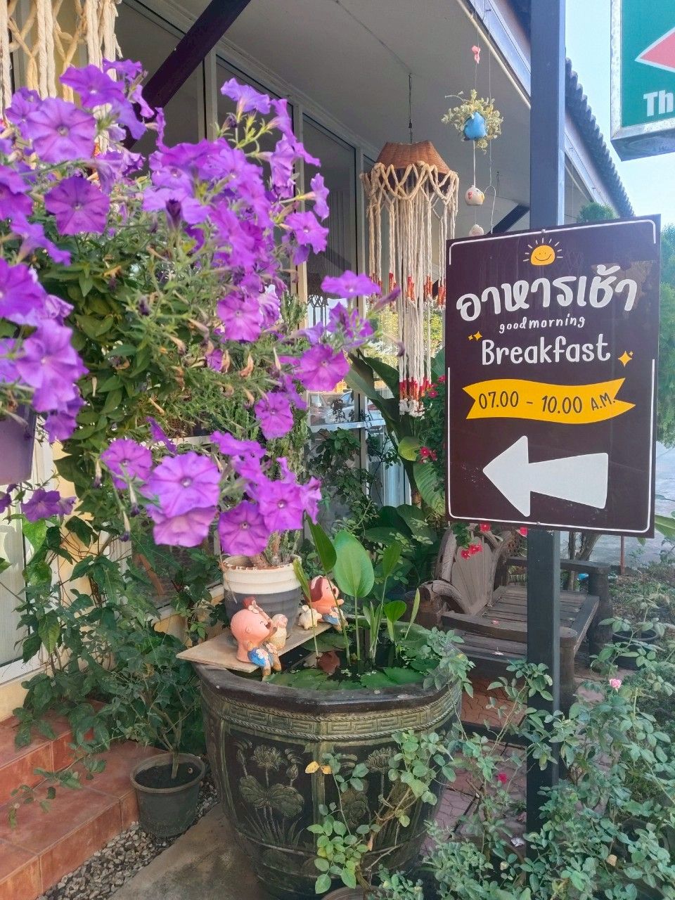 Señalización para un restaurante de desayunos con una flecha direccional.