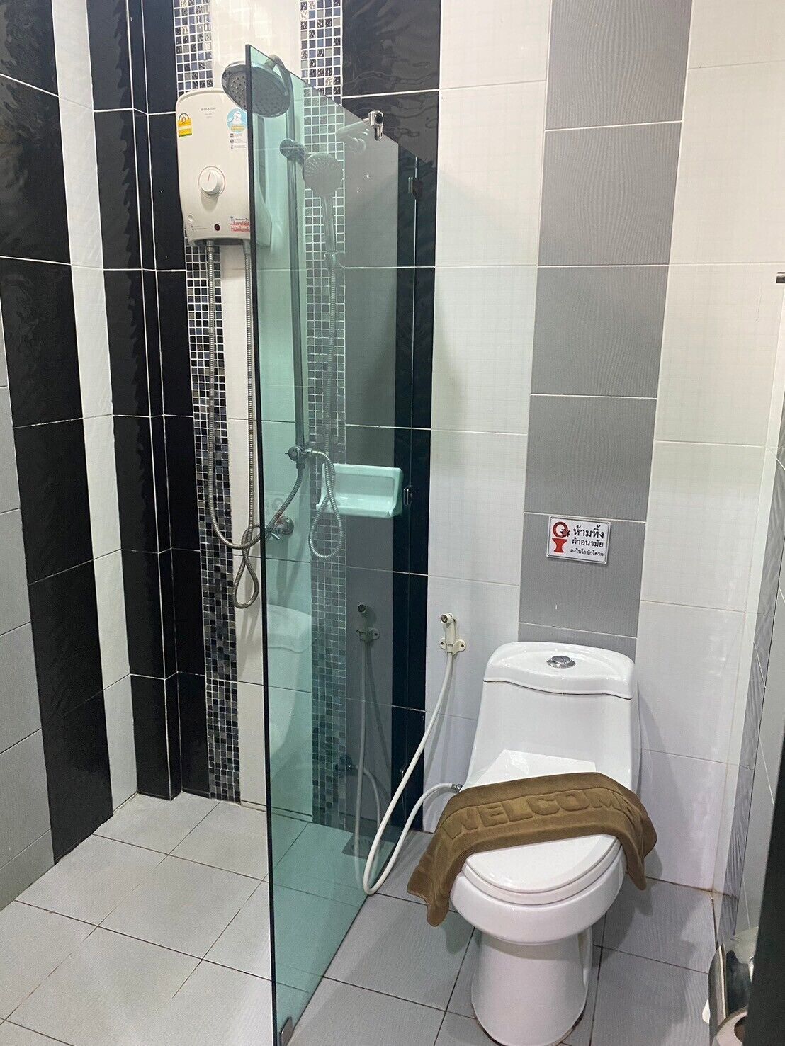 standard room / twin bed | bathroom | shower, free toiletries, towels